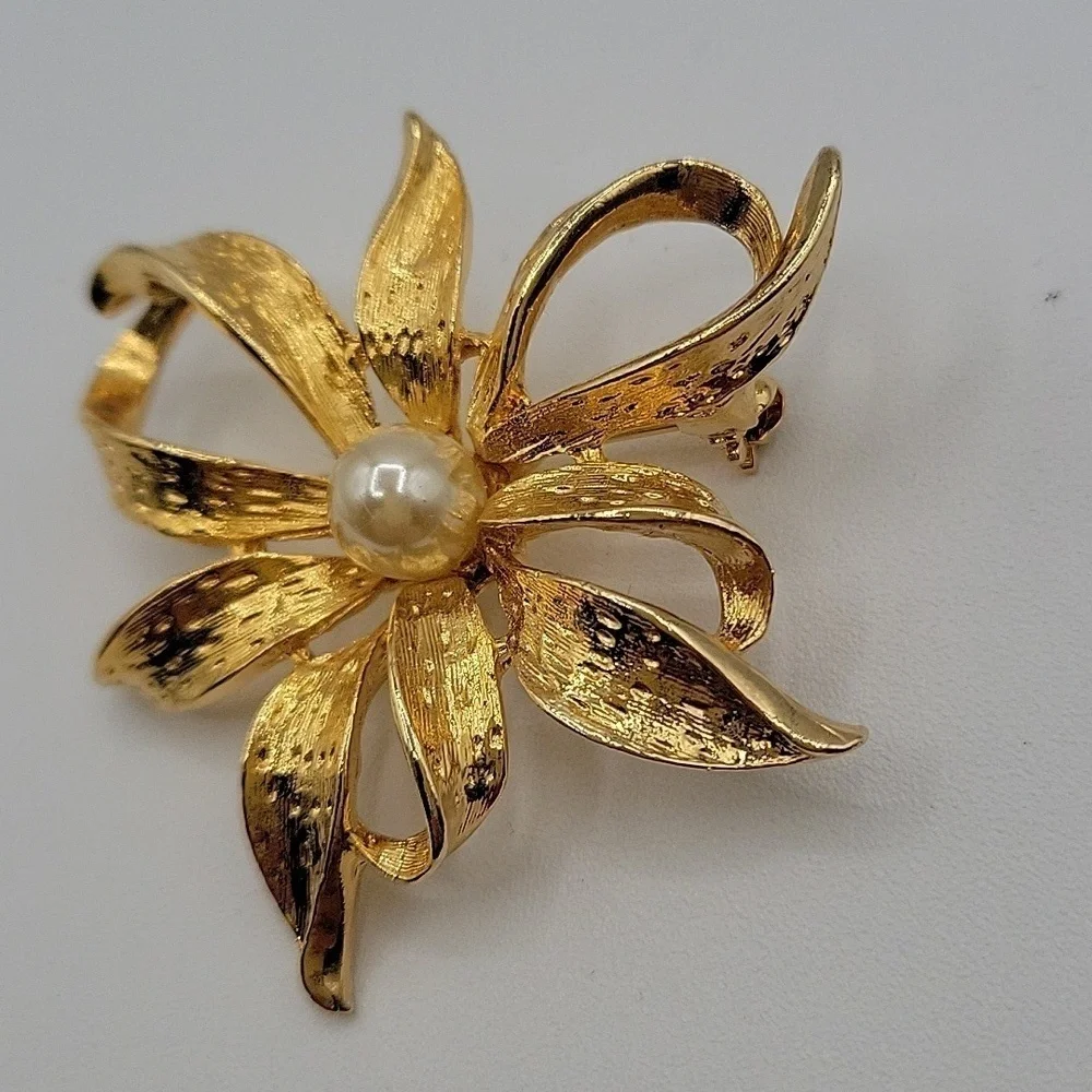 LIA Vintage Gold Tone Brooch w/ Faux Pearl